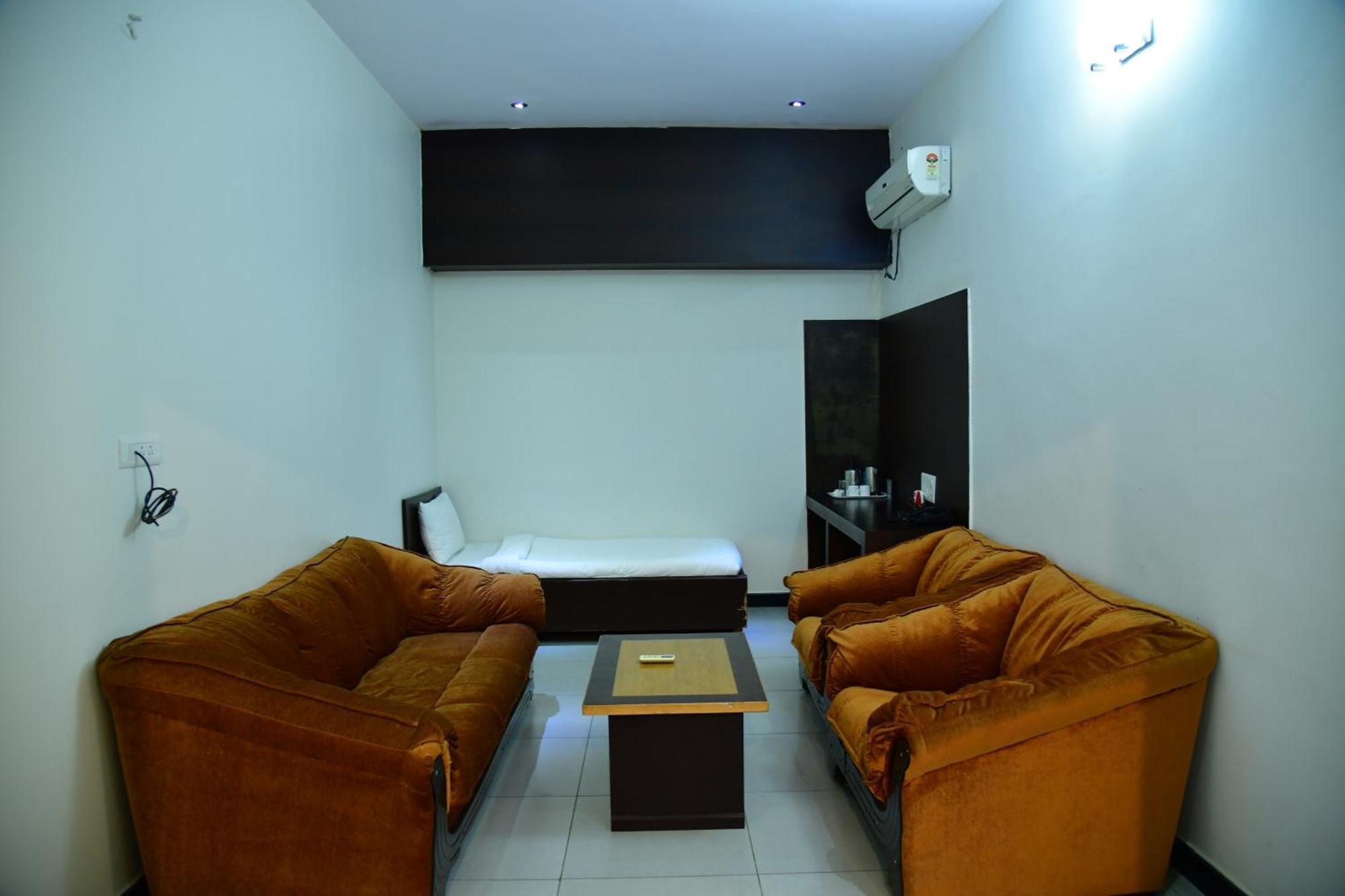 Nijaguna Resorts Chamrajnagar ภายนอก รูปภาพ