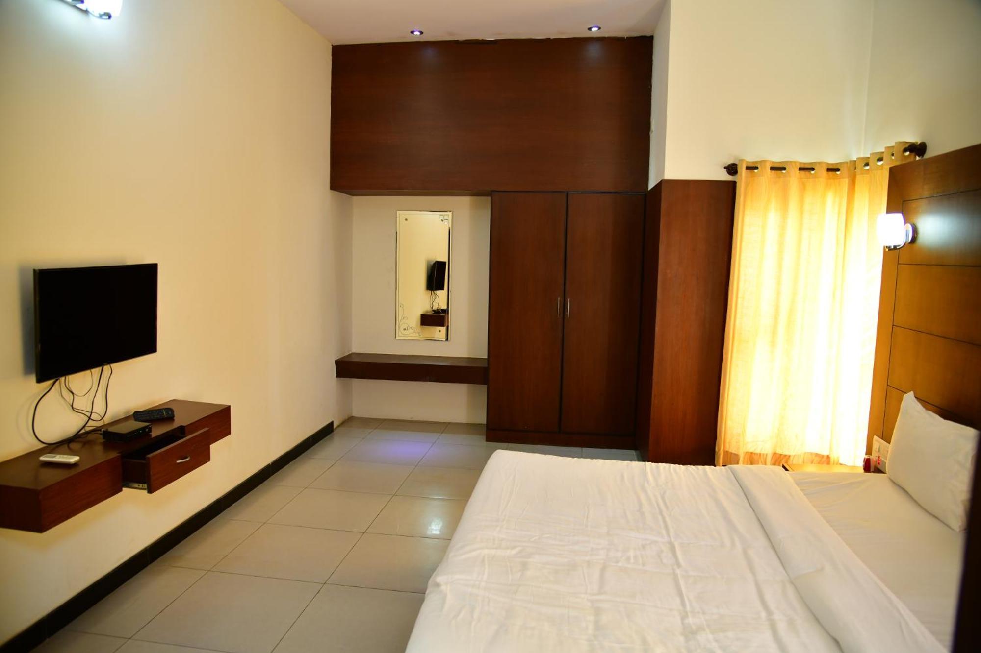 Nijaguna Resorts Chamrajnagar ภายนอก รูปภาพ
